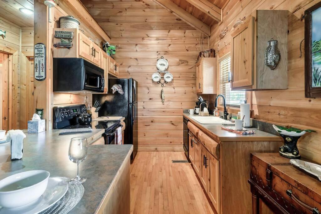 Spectacular Mtns Views With Private Hot Tub With Pool Table And Private Pond Villa Sevierville Exterior photo