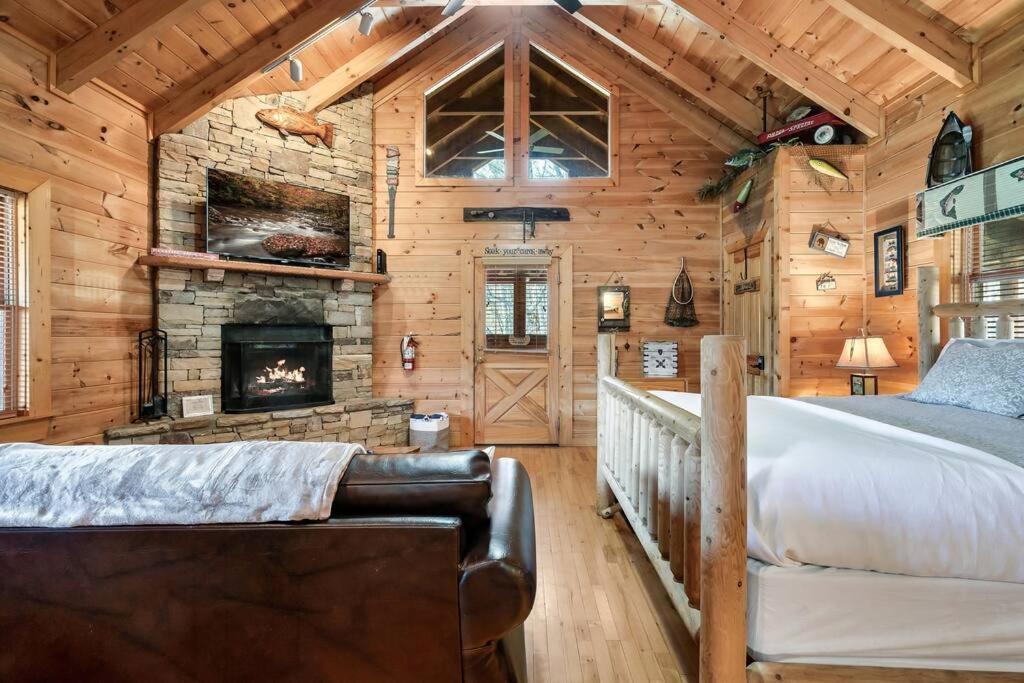 Spectacular Mtns Views With Private Hot Tub With Pool Table And Private Pond Villa Sevierville Exterior photo